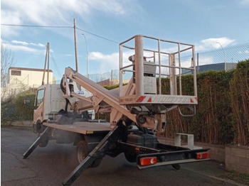 Camión con plataforma elevadora NISSAN