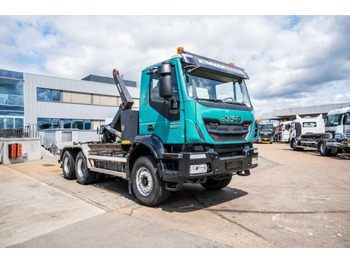 Camión multibasculante Iveco TRAKKER 360-6x4-PALFINGER: foto 2