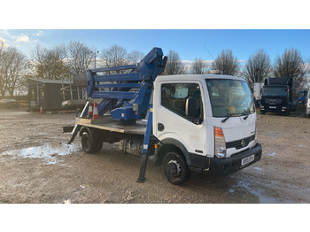 Camión con plataforma elevadora NISSAN