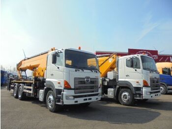 Camión con plataforma elevadora