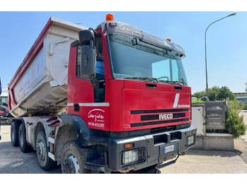 Camión volquete IVECO Trakker