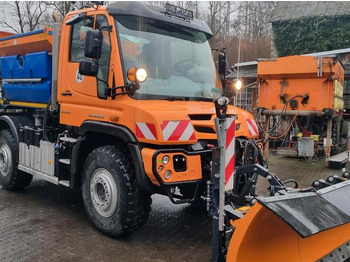 Máquina quitanieve Zu vermieten Unimog 405 U427 Winterdienst Schmidt Salzstreuer 423 429 430 Mercedes Benz 318 527 Vermietung: foto 4