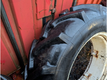 Neumático Renkaat 12.4R28 vannekehillä: foto 4