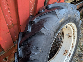 Neumático Renkaat 12.4R28 vannekehillä: foto 5