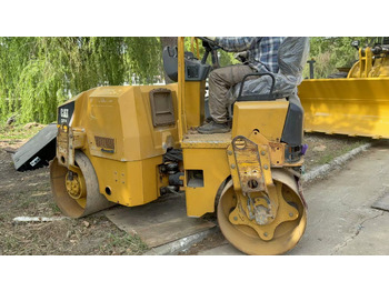 Apisonadora de asfalto CATERPILLAR CB24B