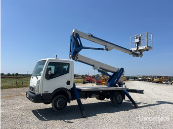 Camión con plataforma elevadora NISSAN