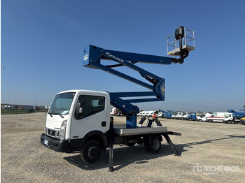 Camión con plataforma elevadora NISSAN