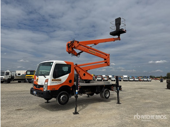 Camión con plataforma elevadora NISSAN