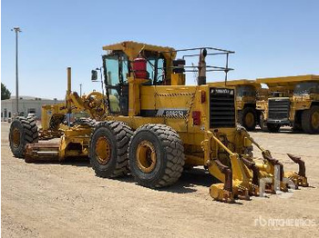 Grader KOMATSU GD825A-2: foto 2