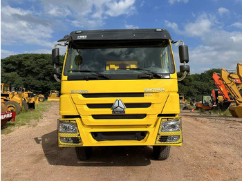Camión volquete SINOTRUK HOWO