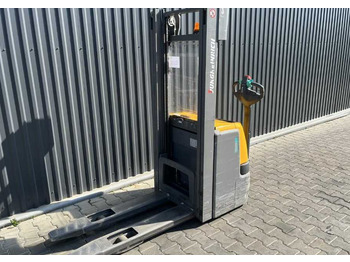 Apilador JUNGHEINRICH EJC