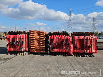 Equipo de construcción Bundle of Rubber Mats (3 of), Metal Pedestrian Fencing (2 of), Plastic Pedestrian Fencing (4 of): foto 3