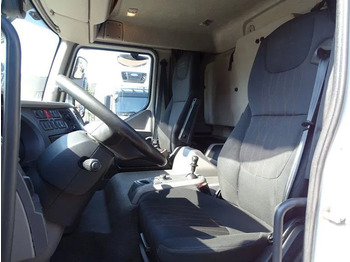 Foto del interior 1: Camión caja cerrada DAF LF 260 16 TON SLEEPER BOX 720X250X244 LBW 1.5 T