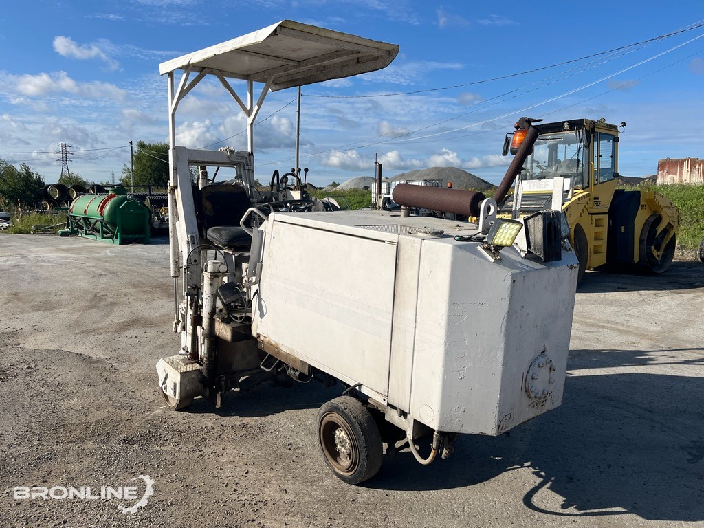 1991 Wirtgen SF500C/4 Asfaldifrees 0,5m - Cisterna de riego asfáltico: foto 1 1991 Wirtgen SF500C/4 Asfaldifrees 0,5m - Cisterna de riego asfáltico: foto 1