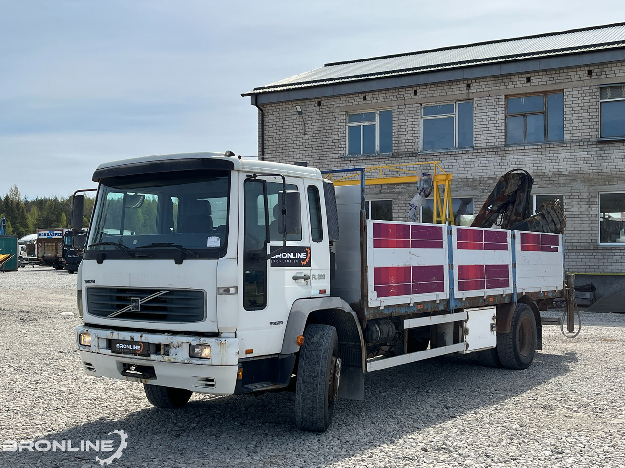 2000 Volvo FL220 4x2 + Hiab 102-4 - Camión caja abierta, Camión grúa: foto 2 2000 Volvo FL220 4x2 + Hiab 102-4 - Camión caja abierta, Camión grúa: foto 2
