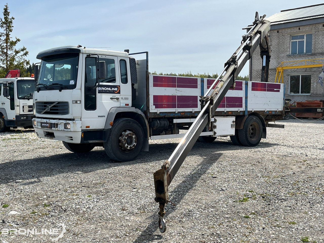 2000 Volvo FL220 4x2 + Hiab 102-4 - Camión caja abierta, Camión grúa: foto 1 2000 Volvo FL220 4x2 + Hiab 102-4 - Camión caja abierta, Camión grúa: foto 1