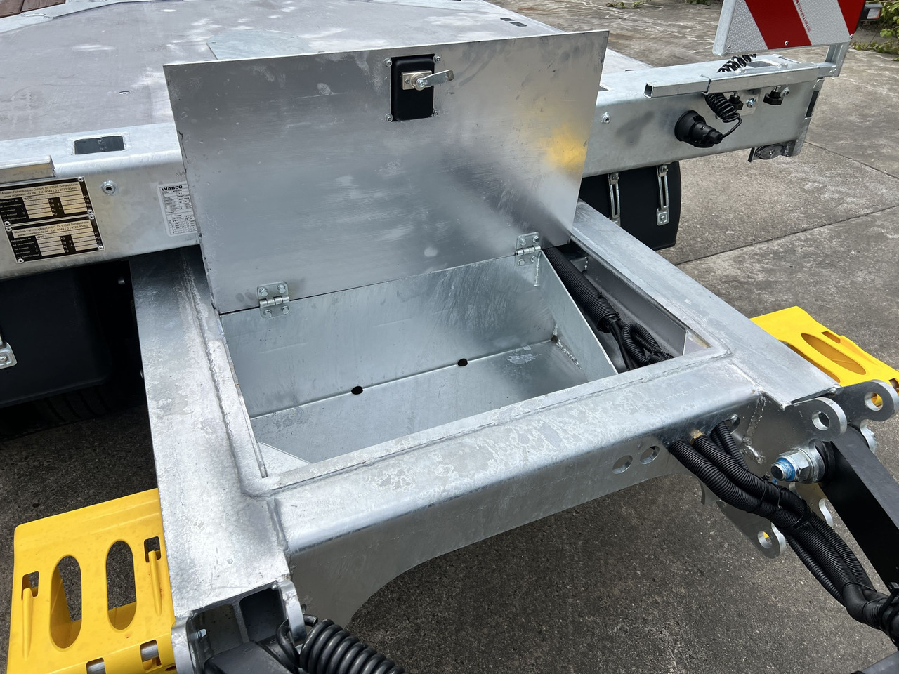 Möslein T 3-9,20 F 3 Achs Tieflader mit gerader Ladefläche 9 m, Neufahrzeug - Remolque góndola rebajadas: foto 3 Möslein T 3-9,20 F 3 Achs Tieflader mit gerader Ladefläche 9 m, Neufahrzeug - Remolque góndola rebajadas: foto 3