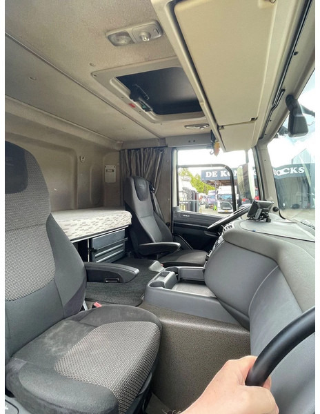 Foto del interior 1: Camión frigorífico DAF CF 330 6X2 2017 schmitz + thermo-king T1200 Foto del interior 1: Camión frigorífico DAF CF 330 6X2 2017 schmitz + thermo-king T1200