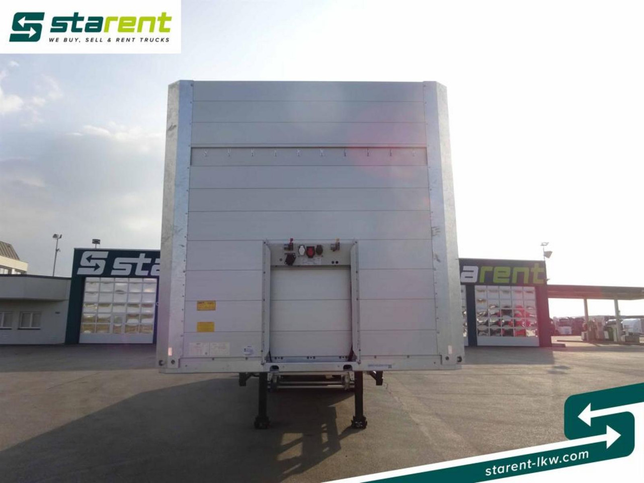 Schmitz Baustofftrailer Liftachse Rungen 80cm Bordwände - Semirremolque plataforma/ Caja abierta: foto 2 Schmitz Baustofftrailer Liftachse Rungen 80cm Bordwände - Semirremolque plataforma/ Caja abierta: foto 2