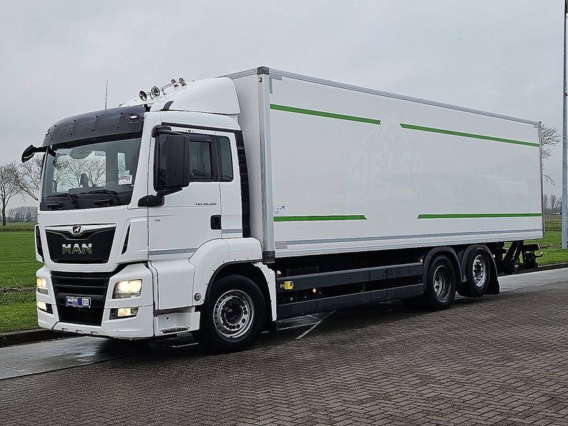 MAN 26.420 TGS 6X2-4 LL LIFT ISOBOX - Camión caja cerrada: foto 2 MAN 26.420 TGS 6X2-4 LL LIFT ISOBOX - Camión caja cerrada: foto 2