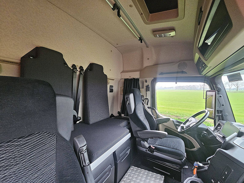 Camión caja cerrada Mercedes-Benz ACTROS 1833 DRIVING SCHOOL 65TKM: foto 16 Camión caja cerrada Mercedes-Benz ACTROS 1833 DRIVING SCHOOL 65TKM: foto 16