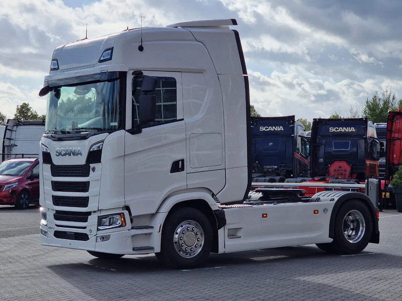 Scania 590S V8 NGS Highline 4x2 - New - Retarder - Leather - Alloy wheels Led - Navi - NEW! - Cabeza tractora: foto 3 Scania 590S V8 NGS Highline 4x2 - New - Retarder - Leather - Alloy wheels Led - Navi - NEW! - Cabeza tractora: foto 3