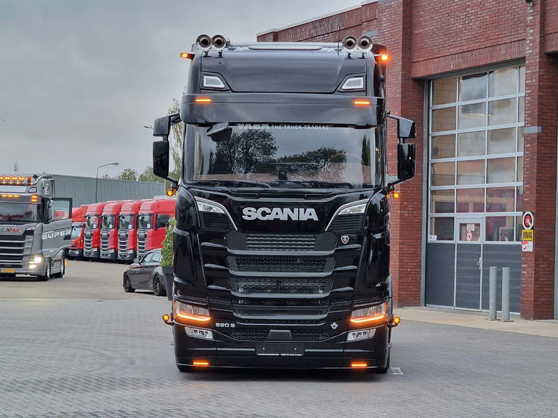 Scania 590S V8 NGS Highline 4x2 - New show truck - Full spec - Retarder - Leather - Full air - BUFFL - Cabeza tractora: foto 4 Scania 590S V8 NGS Highline 4x2 - New show truck - Full spec - Retarder - Leather - Full air - BUFFL - Cabeza tractora: foto 4