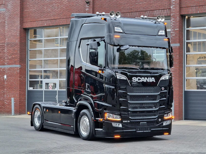 Scania 590S V8 NGS Highline 4x2 - New show truck - Full spec - Retarder - Leather - Full air - BUFFL - Cabeza tractora: foto 3 Scania 590S V8 NGS Highline 4x2 - New show truck - Full spec - Retarder - Leather - Full air - BUFFL - Cabeza tractora: foto 3
