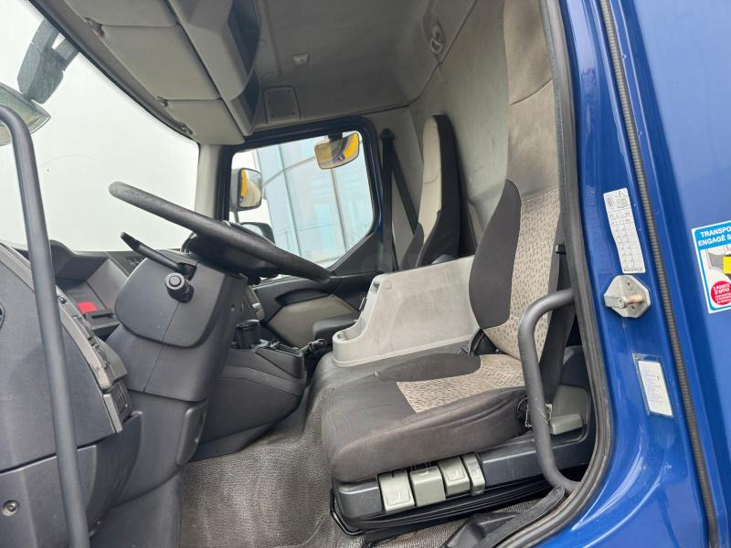 Foto del interior 1: Camión caja cerrada Renault Midlum 270 DXI