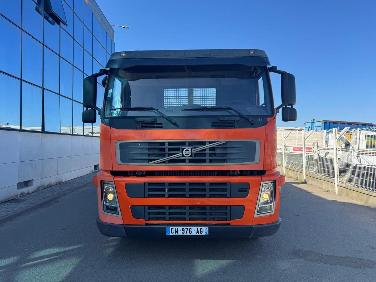 Volvo FM 380 - Camión portacontenedor de cadenas: foto 2 Volvo FM 380 - Camión portacontenedor de cadenas: foto 2