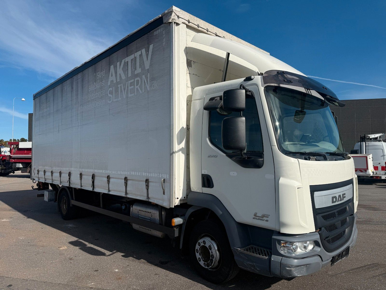 DAF LF 45 /220 4x2 Curtainsider and Taillift Euro 6 - Camión lona: foto 2 DAF LF 45 /220 4x2 Curtainsider and Taillift Euro 6 - Camión lona: foto 2