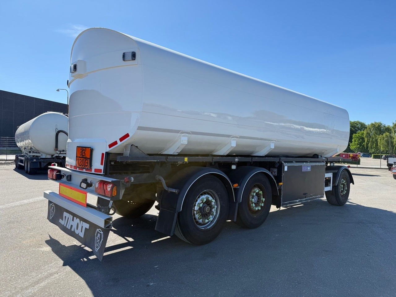 Eurotank 3 axle ET-26-4 ADR 25.500 L 4 Room - Remolque cisterna: foto 3 Eurotank 3 axle ET-26-4 ADR 25.500 L 4 Room - Remolque cisterna: foto 3
