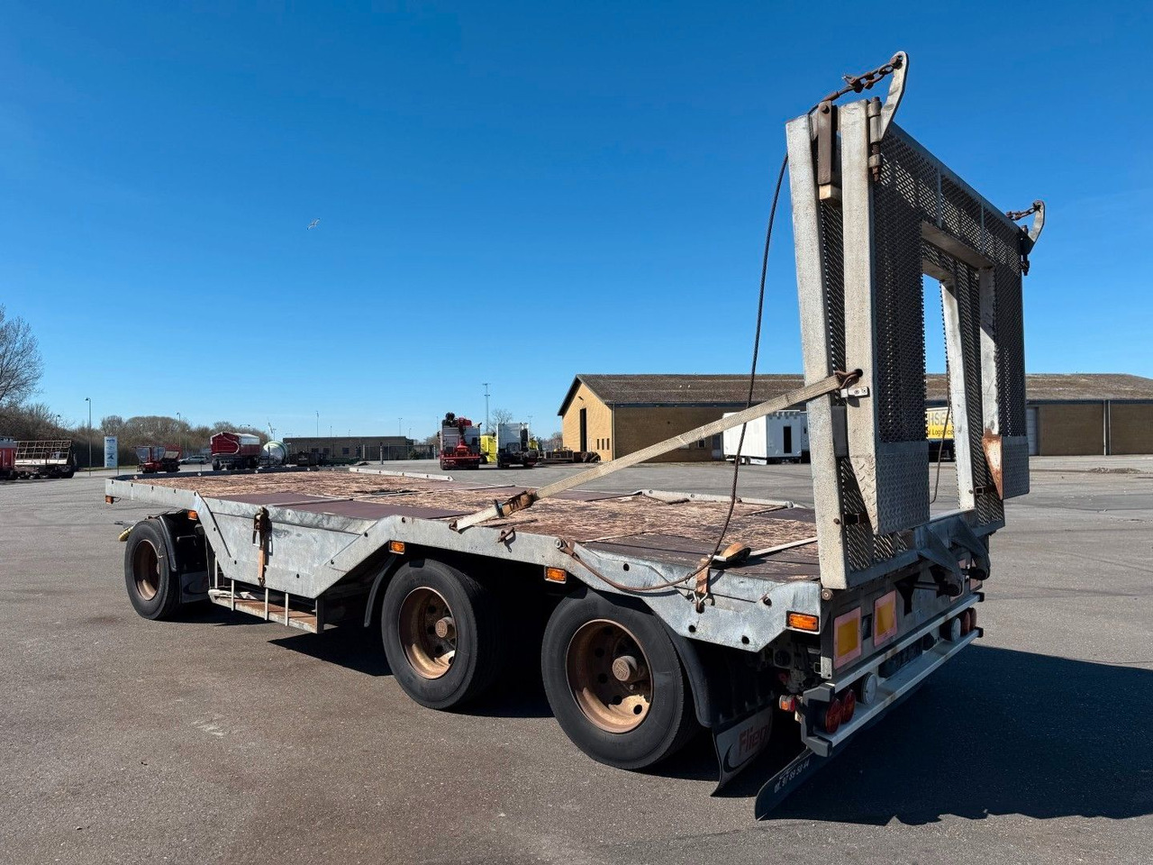 Fliegl FLT328 3 achser Maschinenanhänger mit Radkasten - Remolque góndola rebajadas: foto 5 Fliegl FLT328 3 achser Maschinenanhänger mit Radkasten - Remolque góndola rebajadas: foto 5
