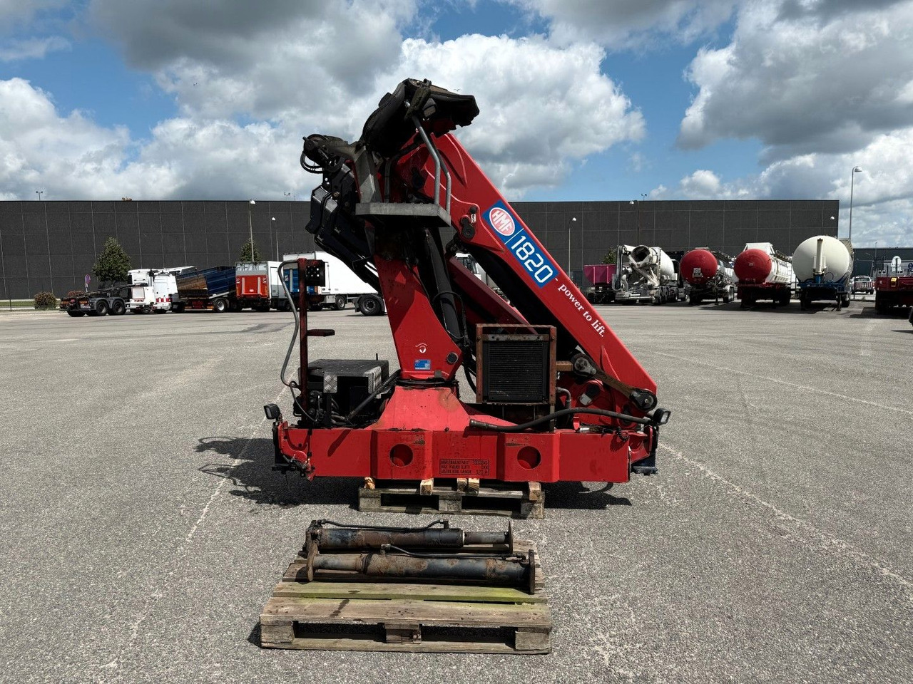 HMF 1820 K4 Remote control / Kran / Crane - Camión grúa: foto 1 HMF 1820 K4 Remote control / Kran / Crane - Camión grúa: foto 1