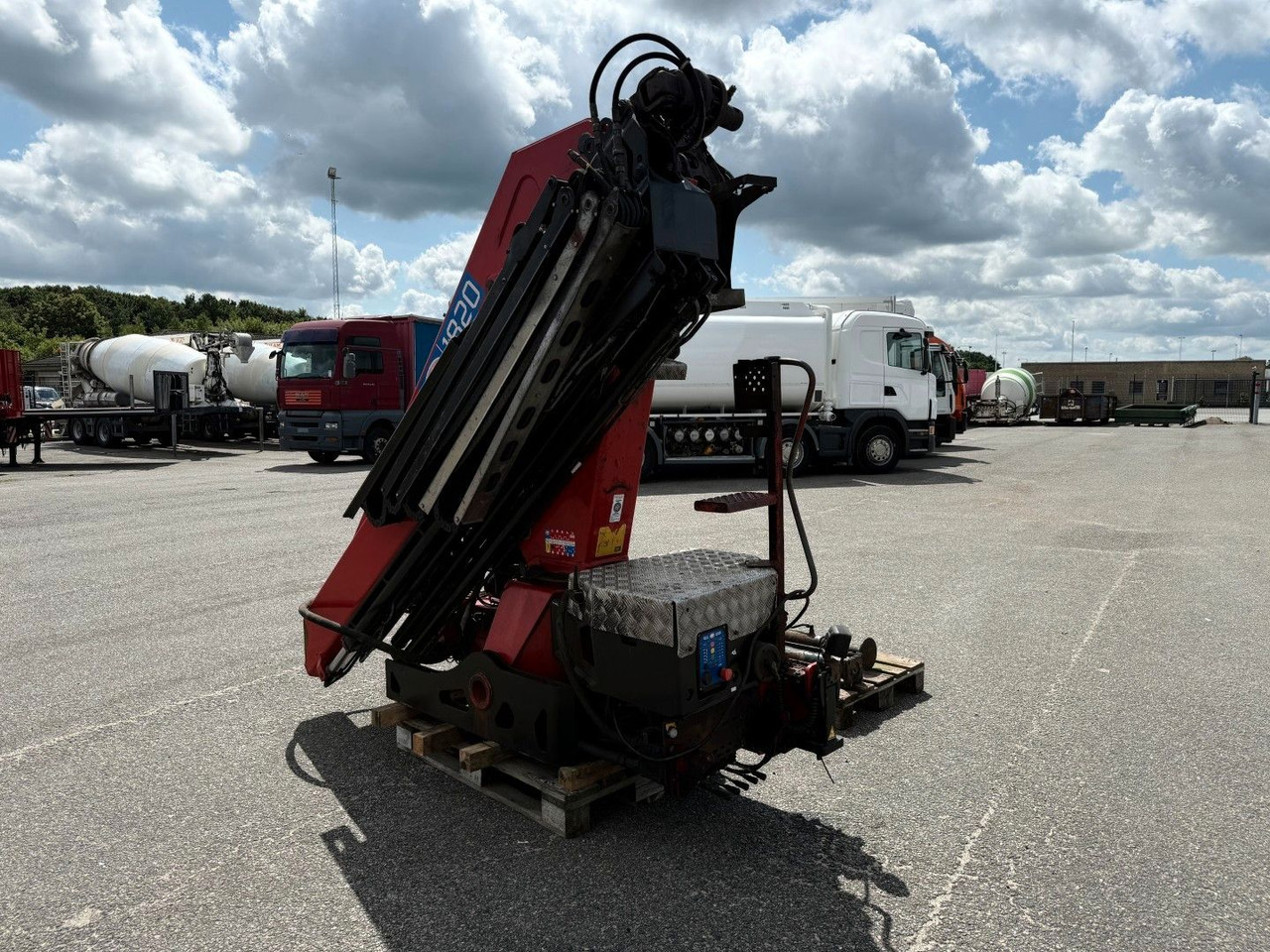 HMF 1820 K4 Remote control / Kran / Crane - Camión grúa: foto 3 HMF 1820 K4 Remote control / Kran / Crane - Camión grúa: foto 3