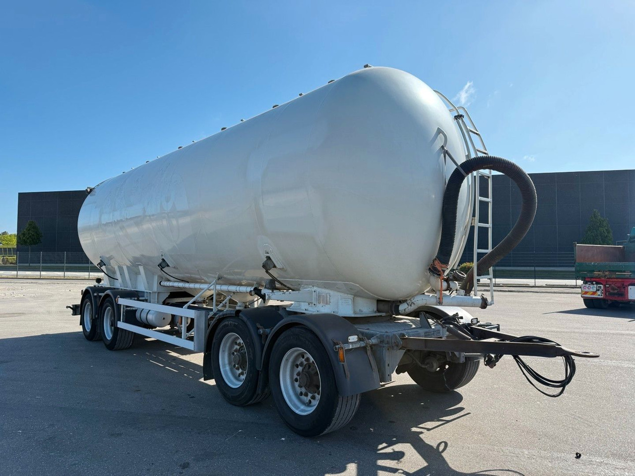 P4T30 4 axle 42 m3 Alu Silo tank - Remolque cisterna: foto 2 P4T30 4 axle 42 m3 Alu Silo tank - Remolque cisterna: foto 2