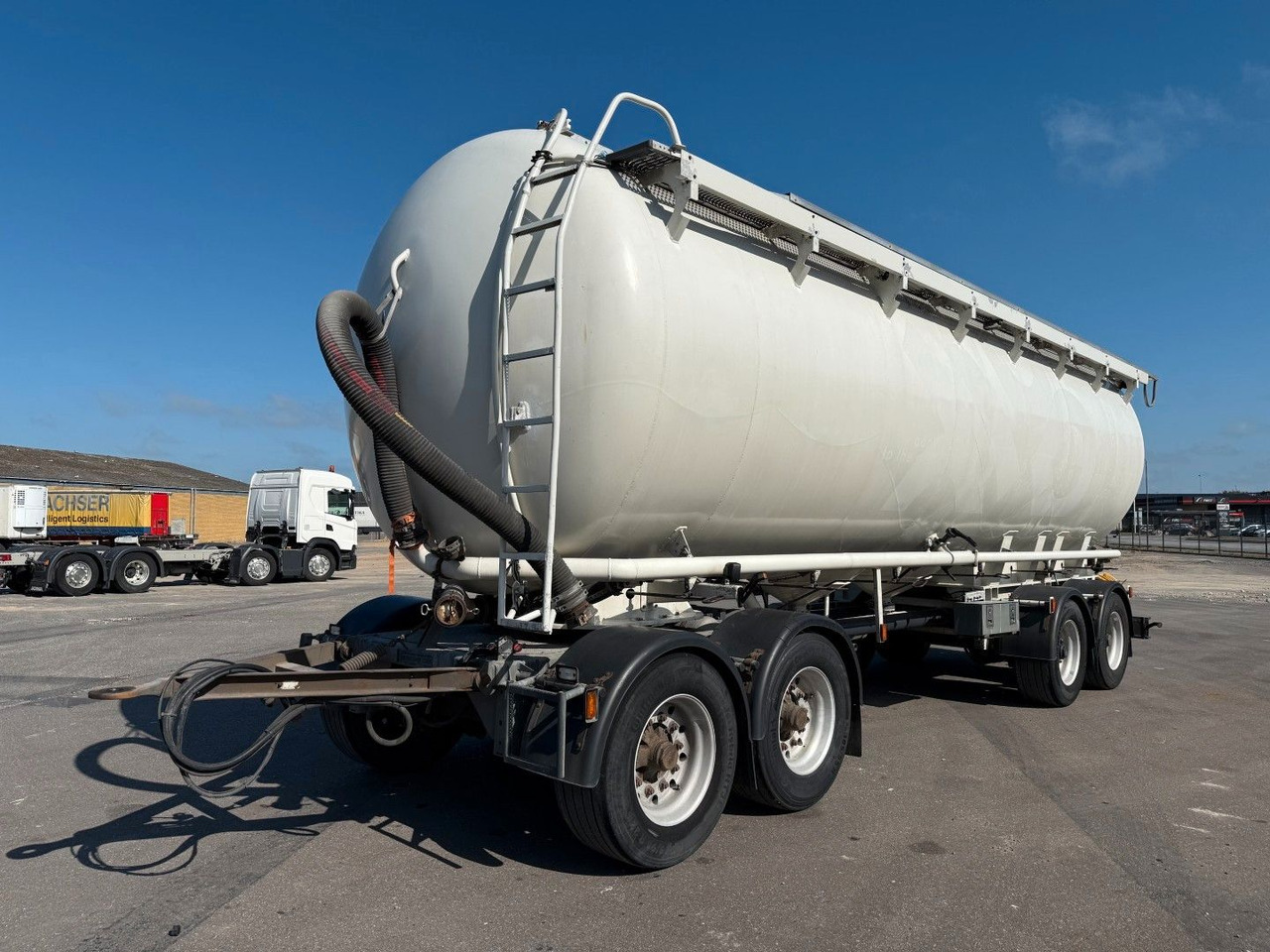 P4T30 4 axle 42 m3 Alu Silo tank - Remolque cisterna: foto 1 P4T30 4 axle 42 m3 Alu Silo tank - Remolque cisterna: foto 1