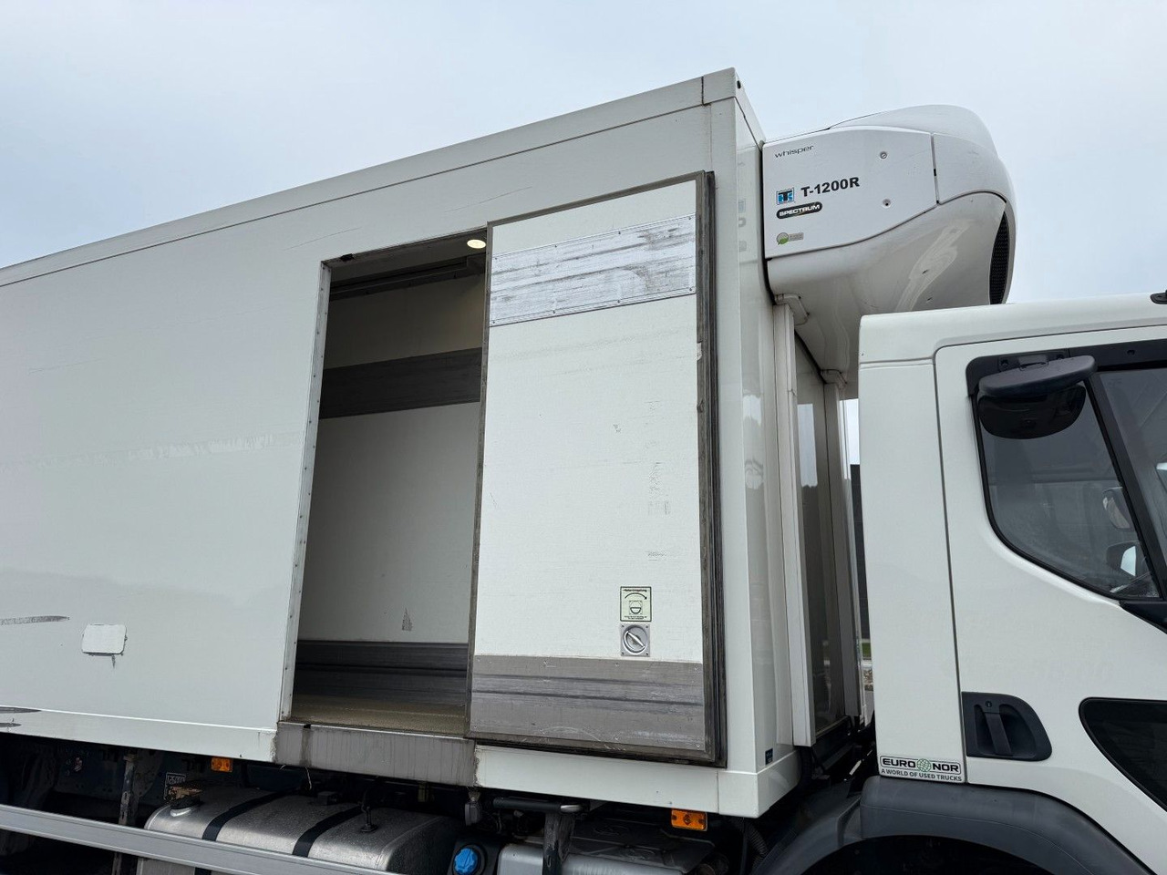 Volvo FE320 6x2*4 TK T1200-R Spectrum 9,80 m. koffer - Camión frigorífico: foto 5 Volvo FE320 6x2*4 TK T1200-R Spectrum 9,80 m. koffer - Camión frigorífico: foto 5