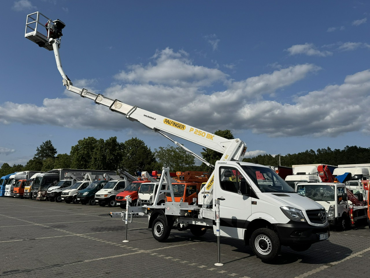 Mercedes Sprinter - Camión con plataforma elevadora: foto 1 Mercedes Sprinter - Camión con plataforma elevadora: foto 1