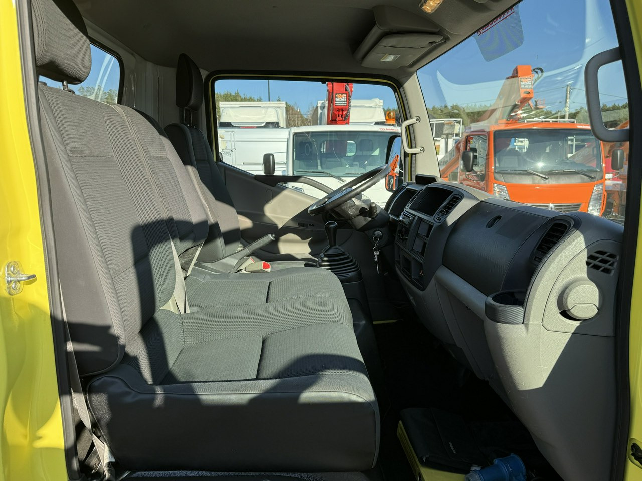 Camión con plataforma elevadora Nissan Cabstar: foto 29 Camión con plataforma elevadora Nissan Cabstar: foto 29