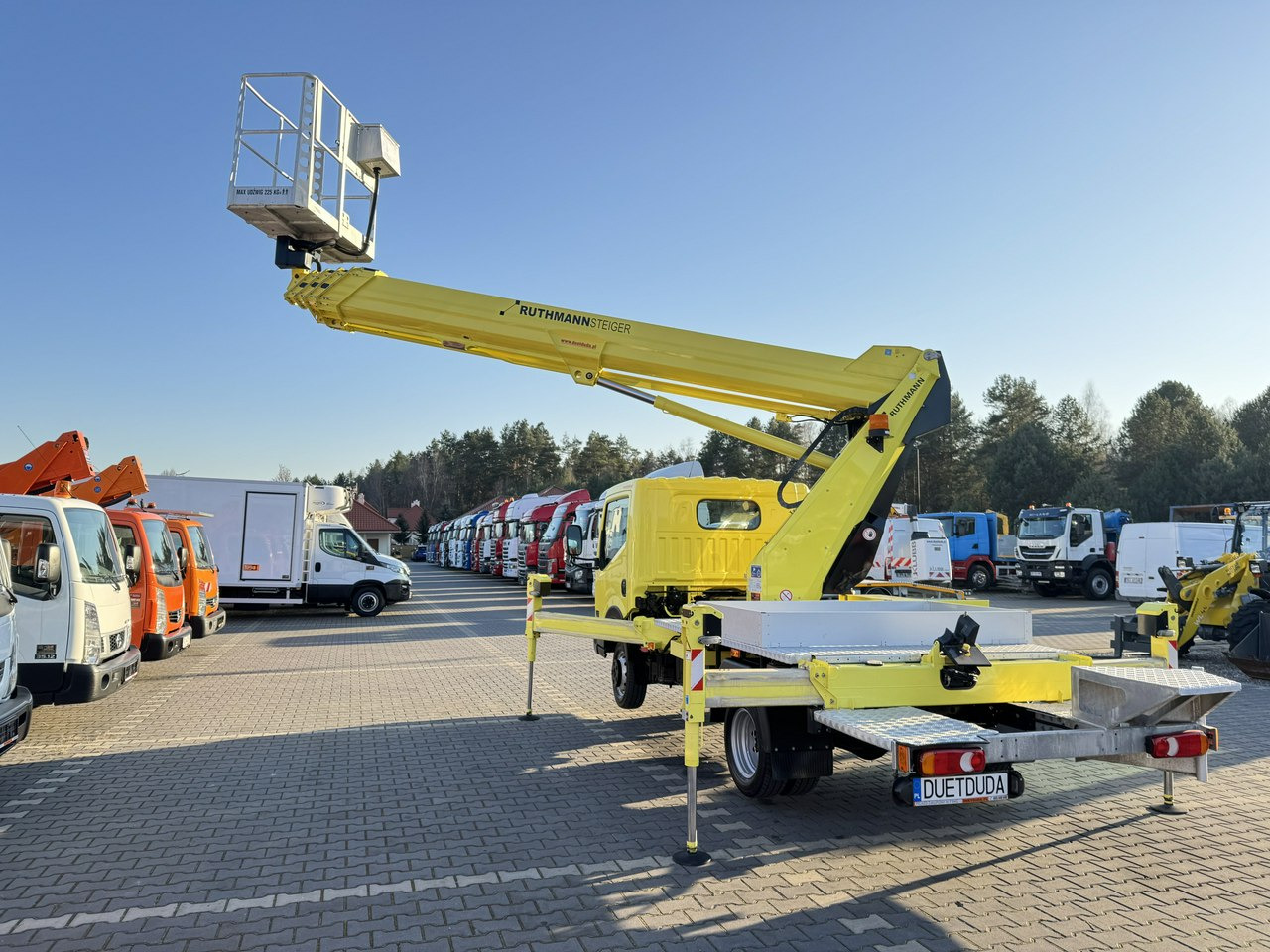 Camión con plataforma elevadora Nissan Cabstar: foto 21 Camión con plataforma elevadora Nissan Cabstar: foto 21