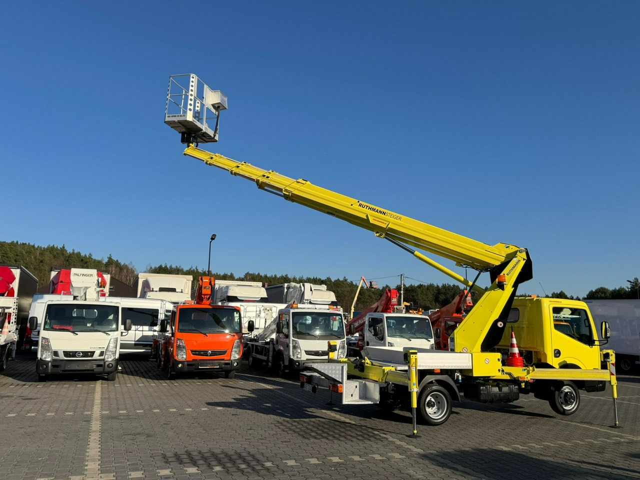 Camión con plataforma elevadora Nissan Cabstar: foto 15 Camión con plataforma elevadora Nissan Cabstar: foto 15
