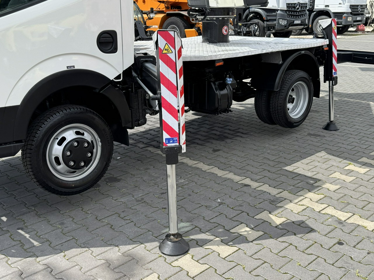 Nissan Cabstar - Camión con plataforma elevadora: foto 5 Nissan Cabstar - Camión con plataforma elevadora: foto 5