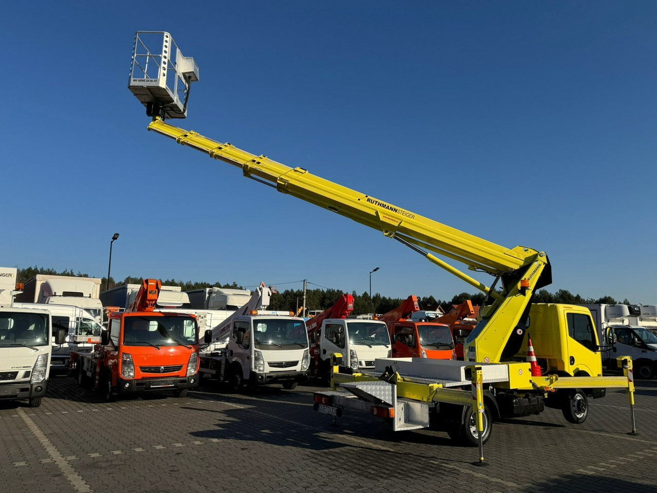 Camión con plataforma elevadora Nissan Cabstar: foto 20 Camión con plataforma elevadora Nissan Cabstar: foto 20