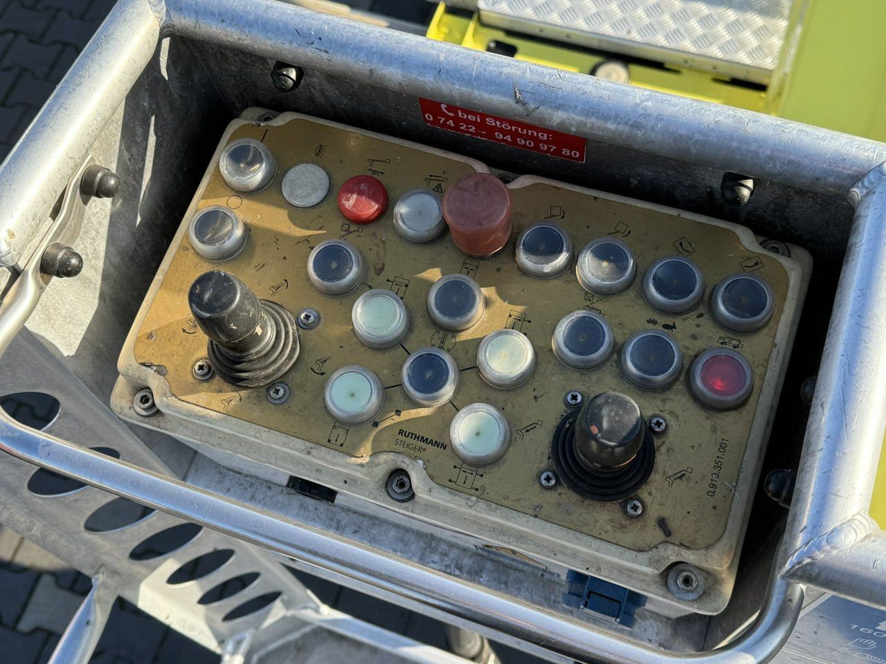 Camión con plataforma elevadora Nissan Cabstar: foto 18 Camión con plataforma elevadora Nissan Cabstar: foto 18