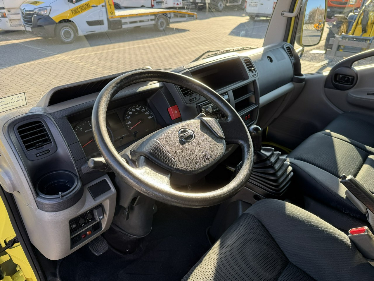 Camión con plataforma elevadora Nissan Cabstar: foto 25 Camión con plataforma elevadora Nissan Cabstar: foto 25