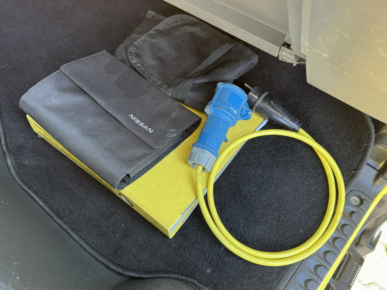 Camión con plataforma elevadora Nissan Cabstar: foto 31 Camión con plataforma elevadora Nissan Cabstar: foto 31