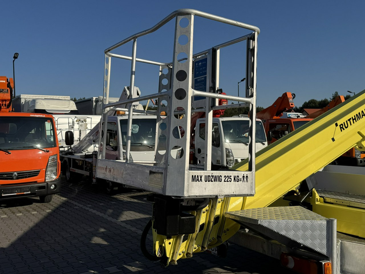 Camión con plataforma elevadora Nissan Cabstar: foto 16 Camión con plataforma elevadora Nissan Cabstar: foto 16