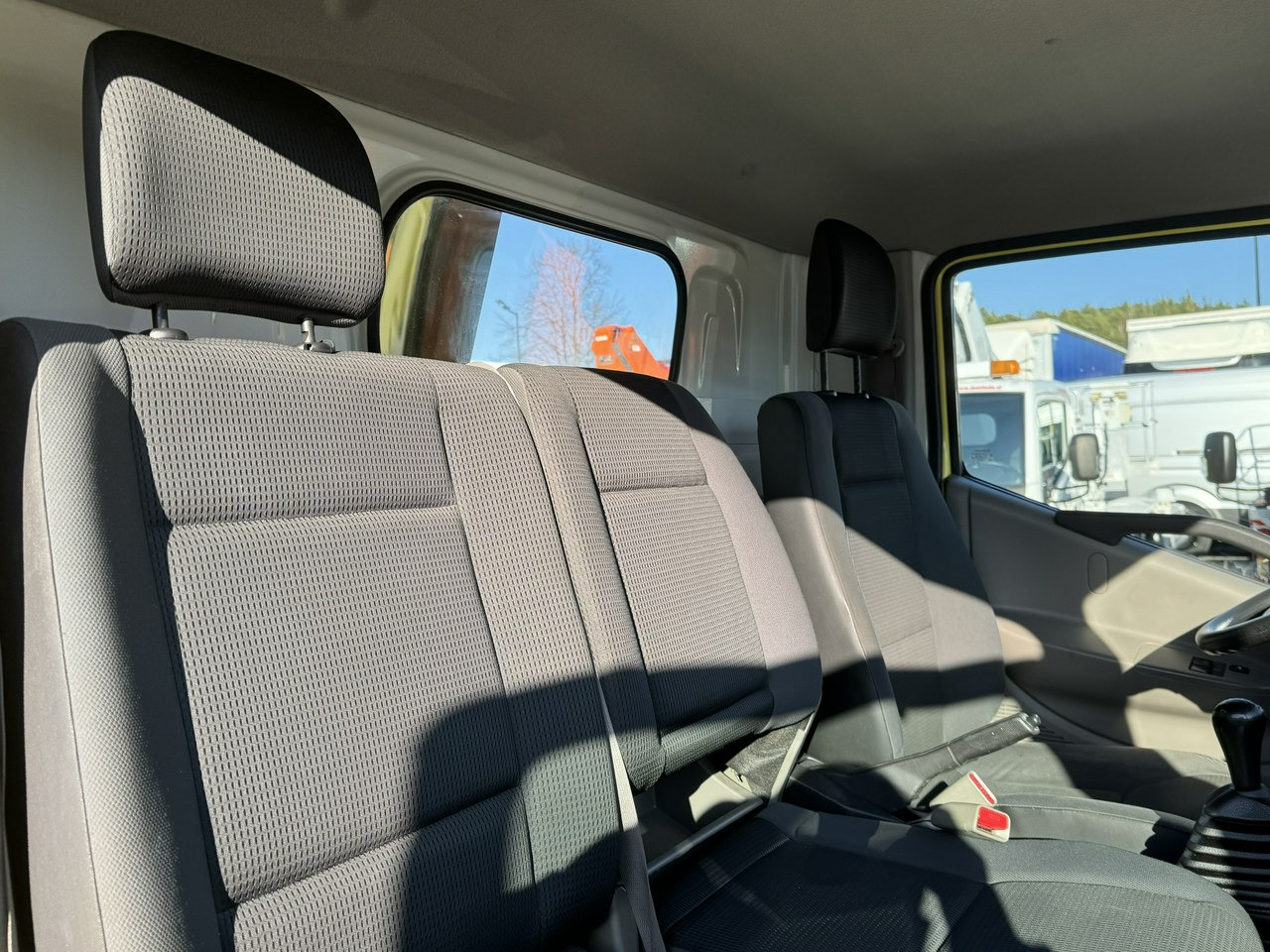 Camión con plataforma elevadora Nissan Cabstar: foto 32 Camión con plataforma elevadora Nissan Cabstar: foto 32