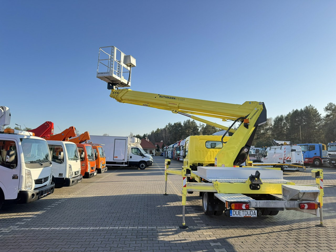 Camión con plataforma elevadora Nissan Cabstar: foto 23 Camión con plataforma elevadora Nissan Cabstar: foto 23